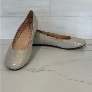 Vionic Julietta Scalloped Snakeskin Cream Ballet Flats size 7 NEW